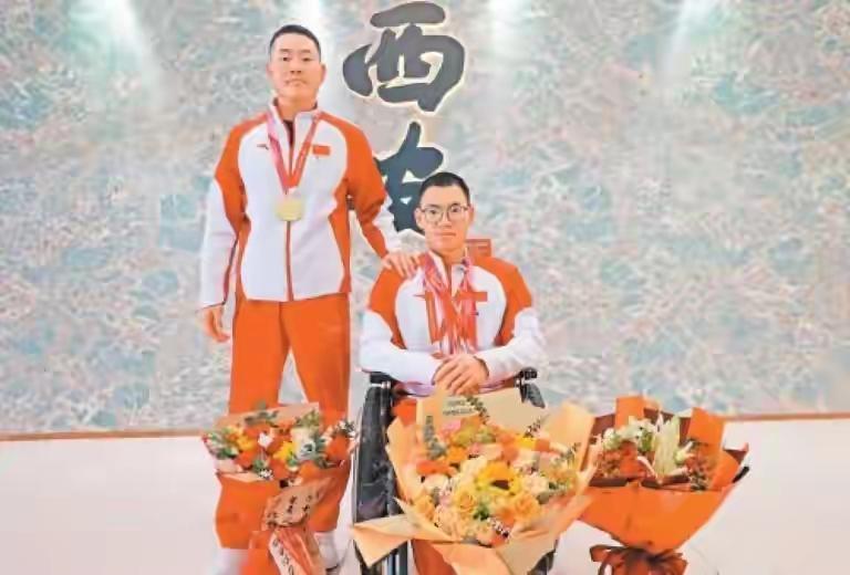 陕西冬残奥会的两位运动员载誉归乡，这可太让人激动了！他们在赛场上奋勇拼搏，为陕西