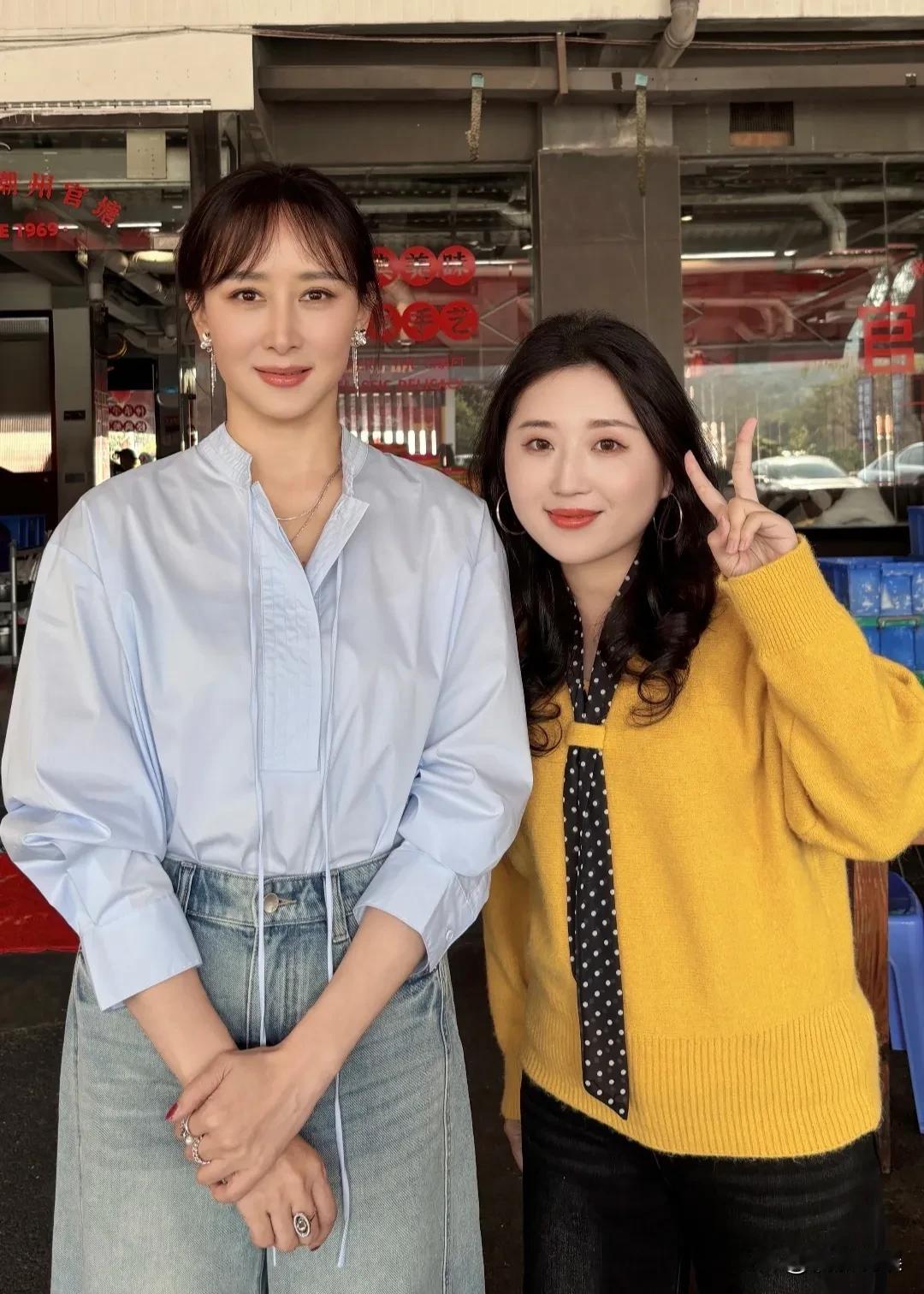 胡静现身潮州吃牛肉火锅，现实中的她，真的很有富贵相。
她扎着丸子头，穿着白衬衫配