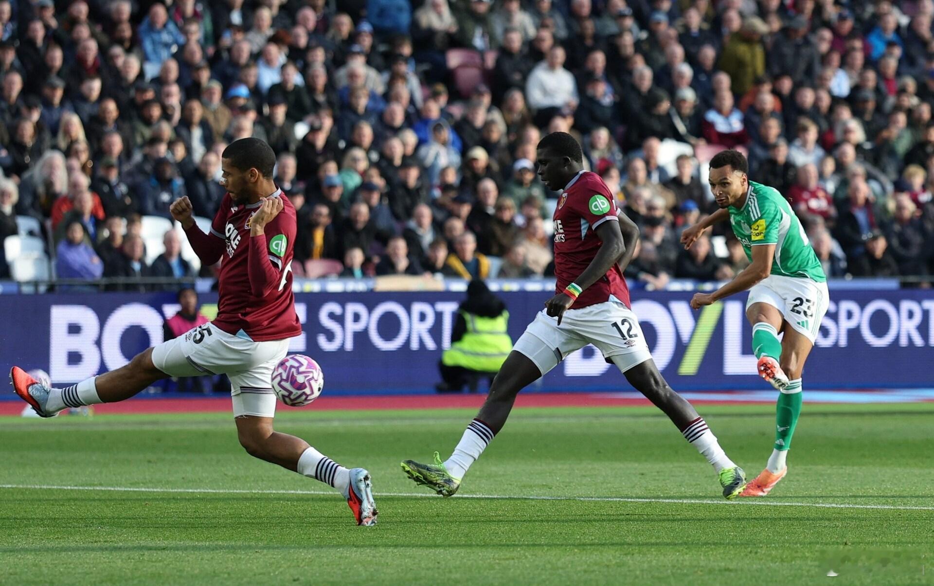 西汉姆联v纽卡斯尔 开场不到4分钟，萨默维尔在对方频繁拉拽情况下强势突破，鲍文一