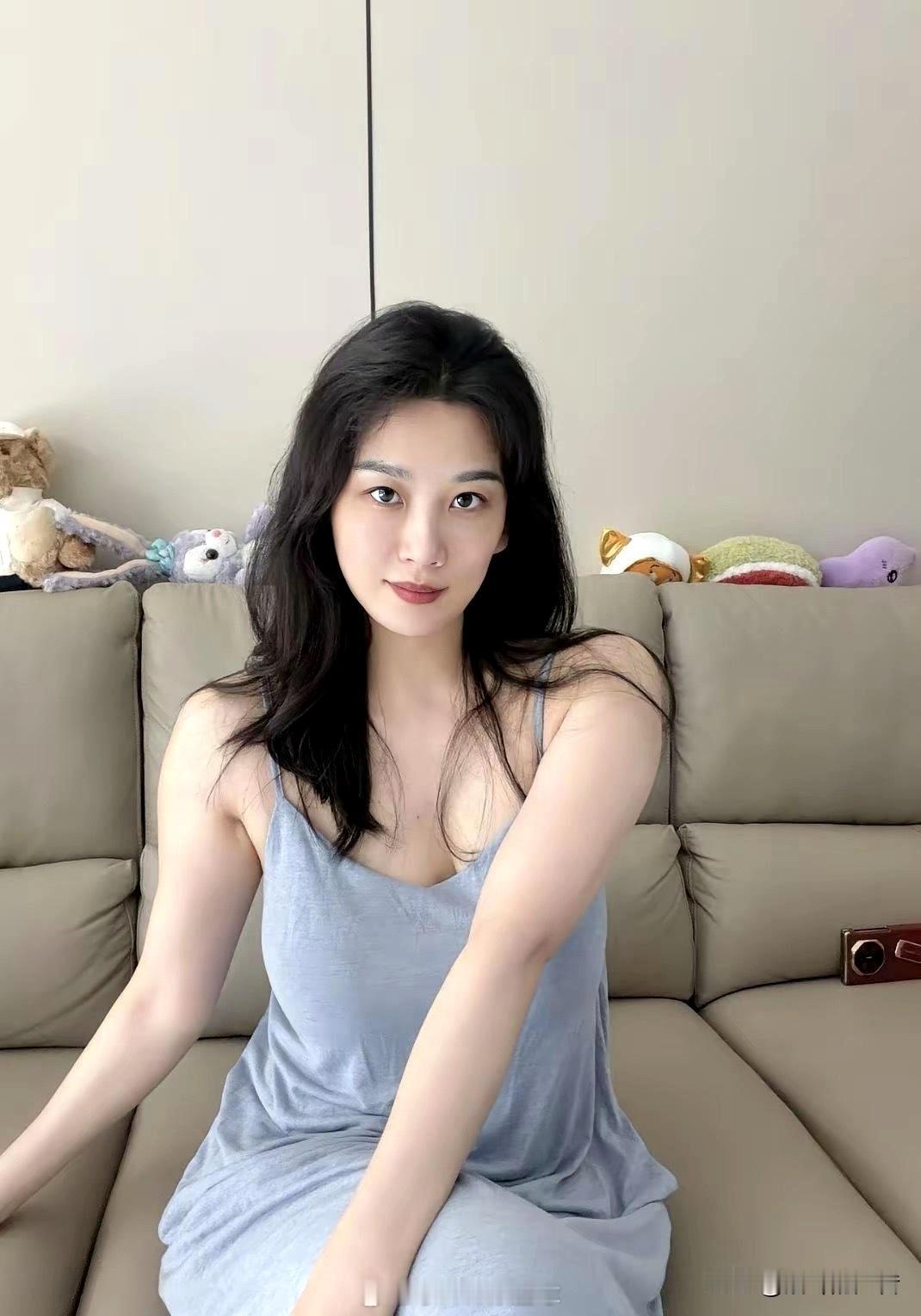 姑娘说，现在的社会，竞争太激烈了，不要说别人，像她这样漂亮的女人，想找一个好男人