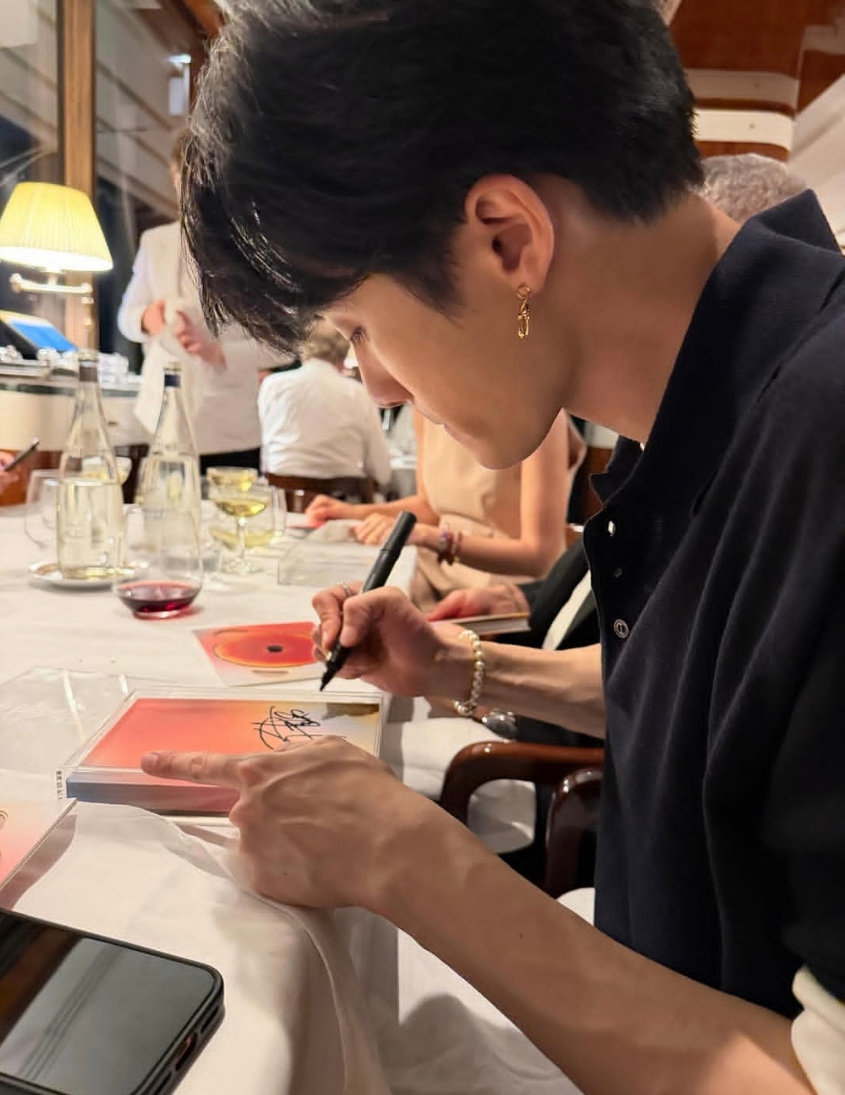 檀健次李亦非 tjc 檀健次爱情有烟火一身深色上衣搭配细款项链 签专辑的时候挽起