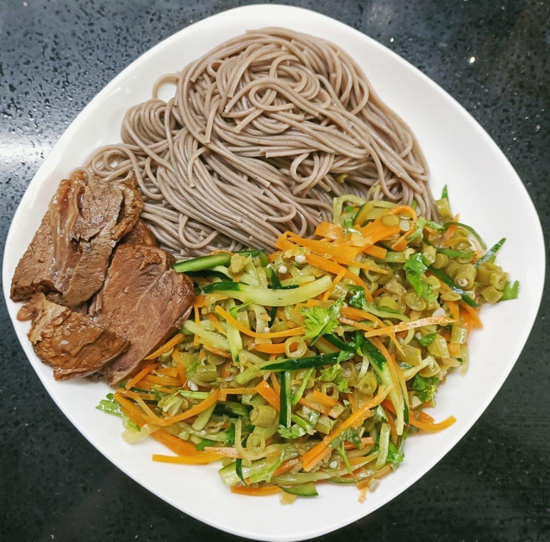 #这个问题吃什么##老年人进补宝典# 北京今天又是39度的高温，煮了荞麦面(给糖