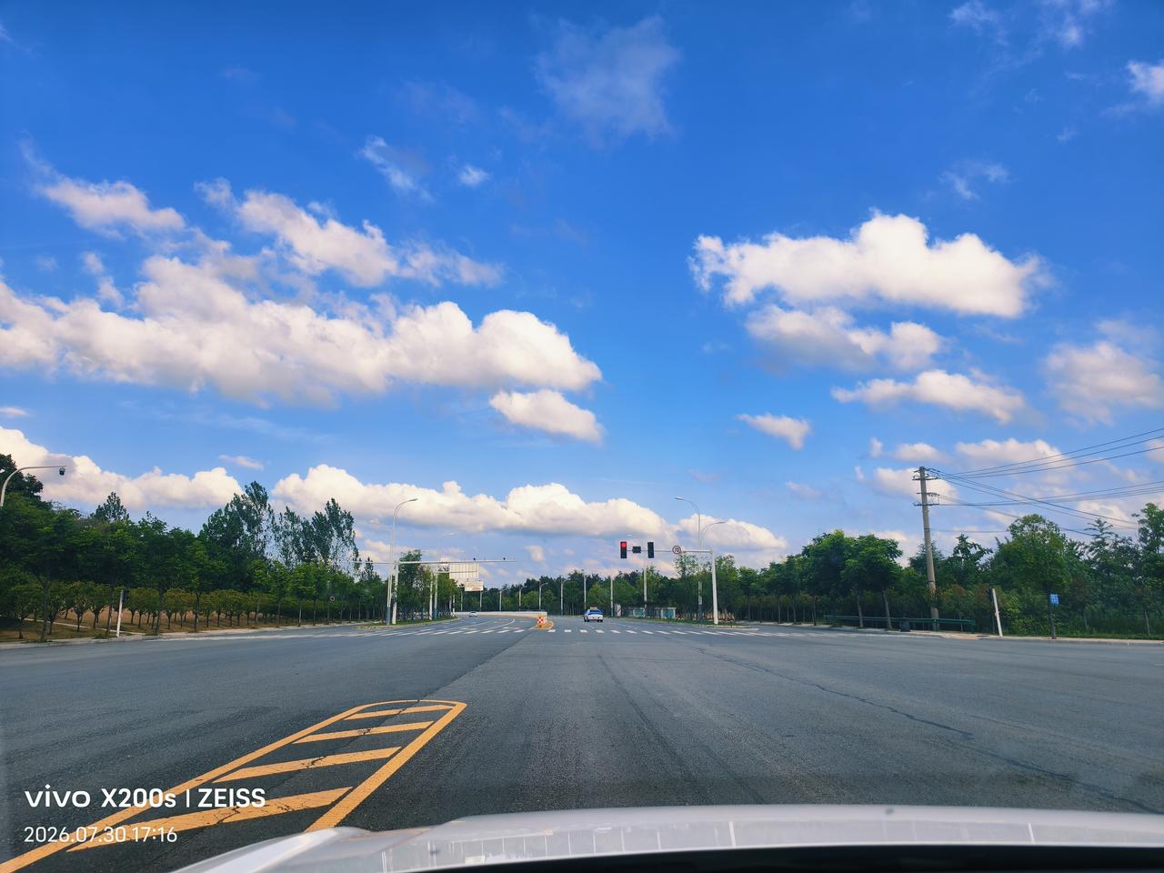 随手拍下一张天空照美轮美奂：盛夏的天空，白云在蓝天中像魔术大师自由展示着各种变术