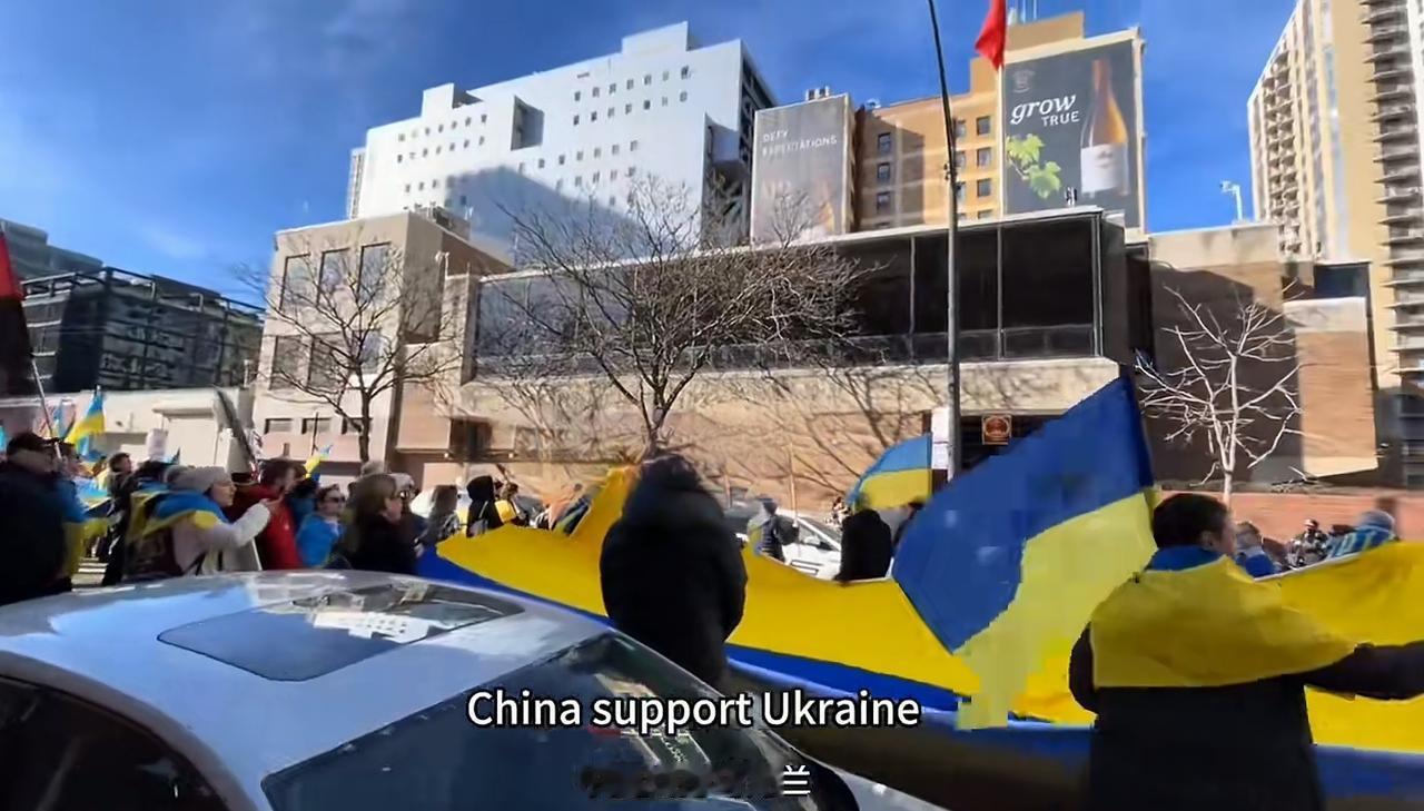 一觉醒来，乌克兰外长握着王毅的手，满脸堆笑。这画面，比电影还反转！



就在昨