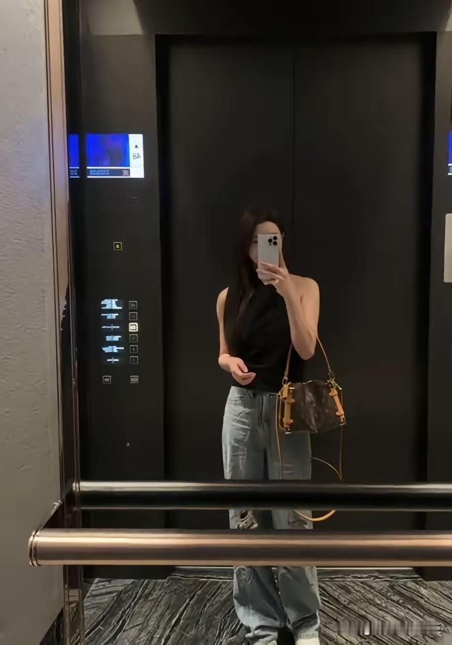 大家喜欢这种穿搭吗？
欣赏不来[捂脸]