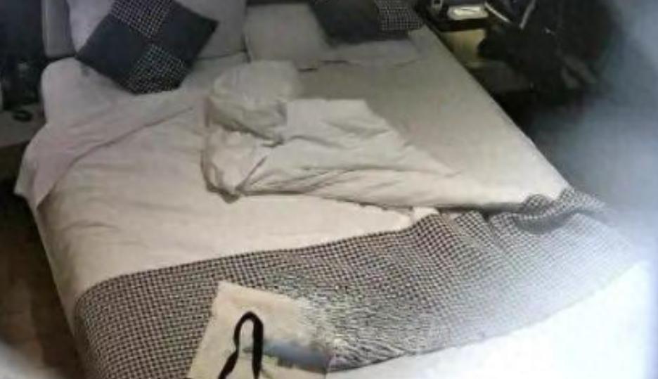 上海某民宿里，一对小情侣开了房。两人都是年轻人，火力正旺，一晚上折腾好几回。正当