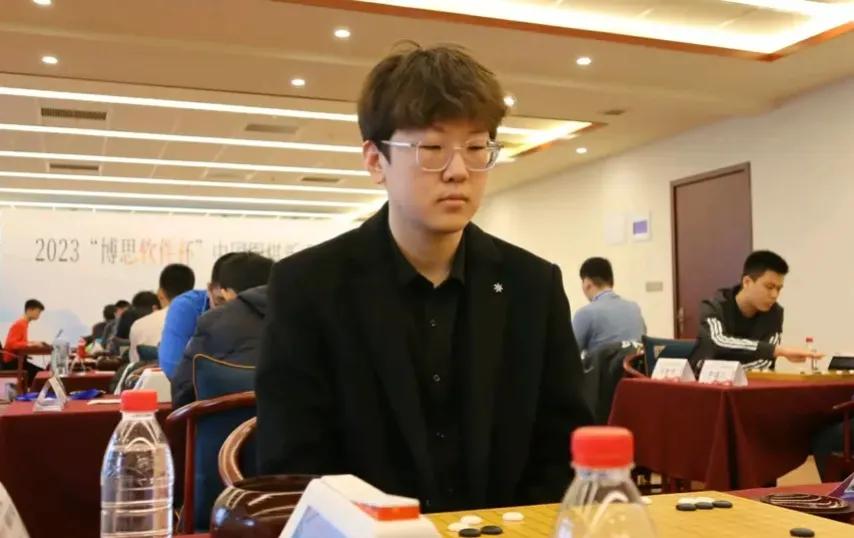 洛阳小伙挺进八强
两位女将八强无缘


2023年第六届中国围棋新秀争霸赛于3月