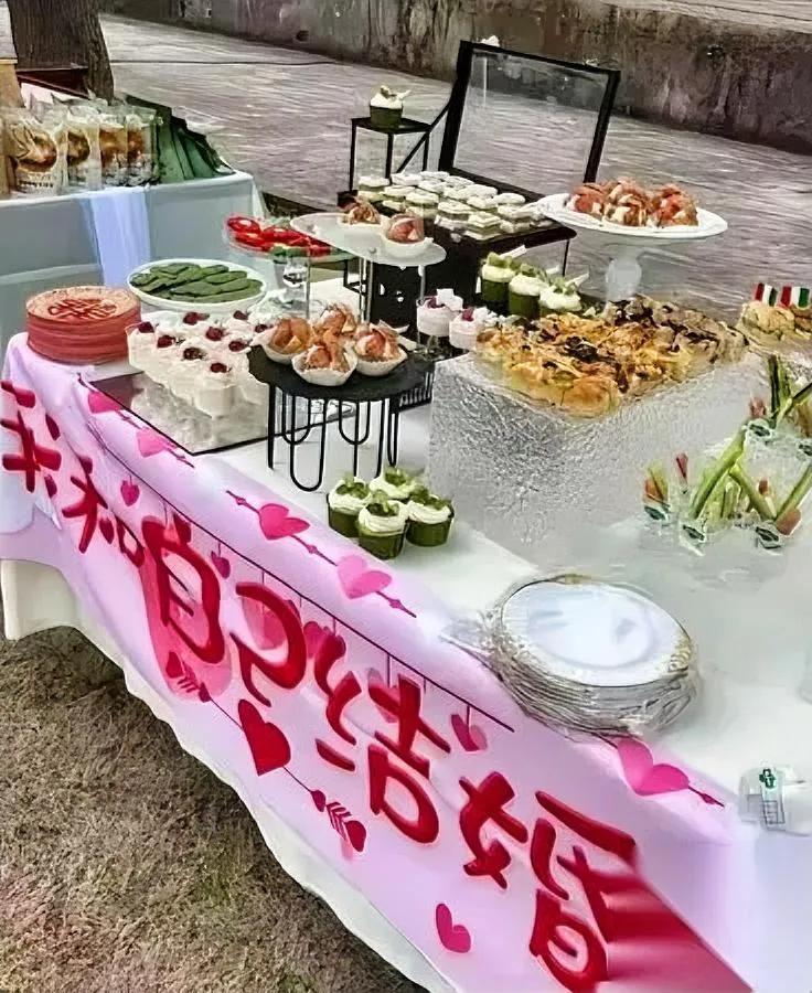 笑不活了

真的太荒谬了

那位在大理搞“嫁给自己”集体婚礼的女网红，这下是真踢