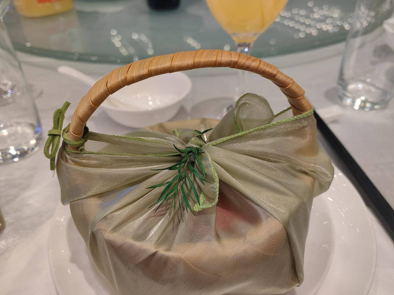 到南京，参加侄儿的婚礼。带着无限的祝福。
​侄儿自小认识，侄儿父母是我最好的兄弟
