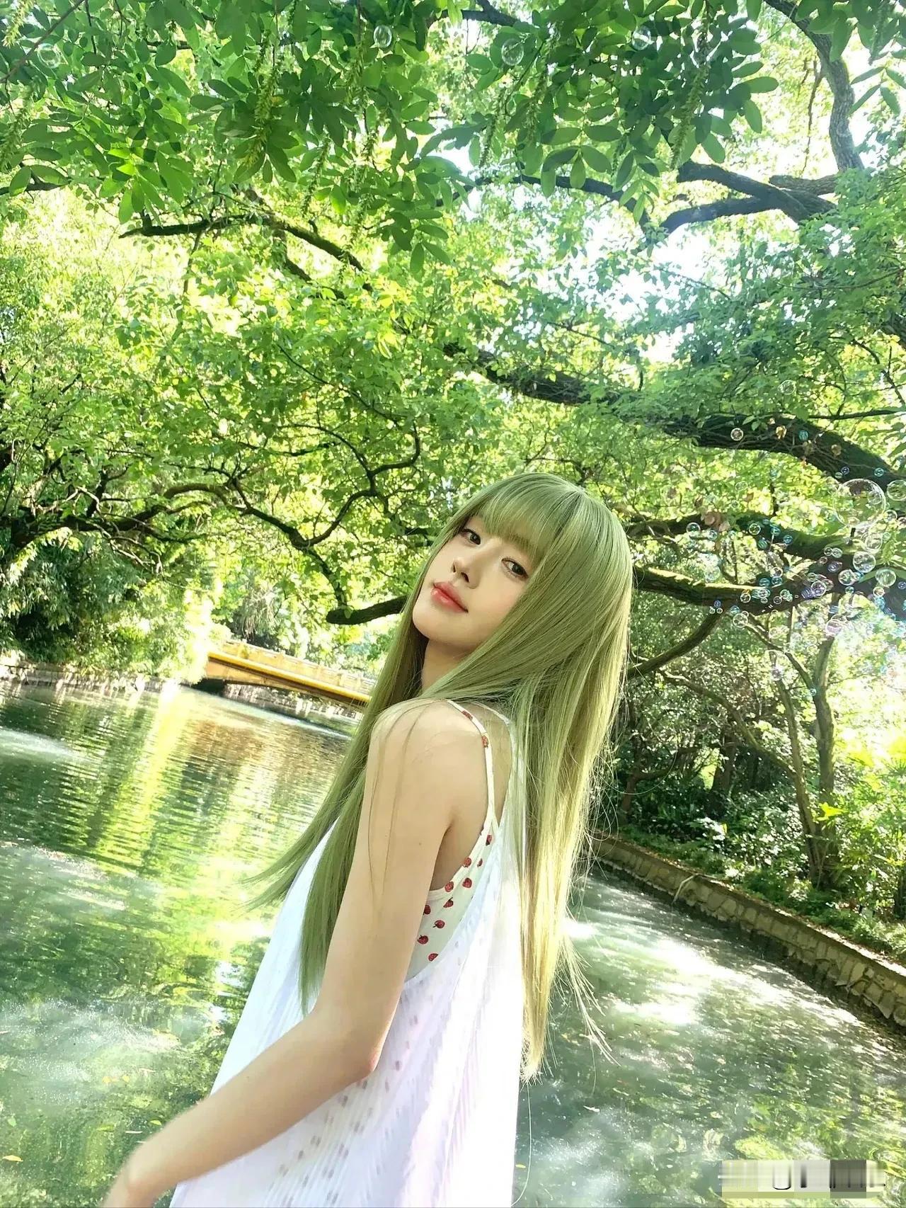 鞠婧祎越折腾人越漂亮，除了有点矮，其他真的没毛病。据说王思聪对她仰慕已久，鞠婧祎