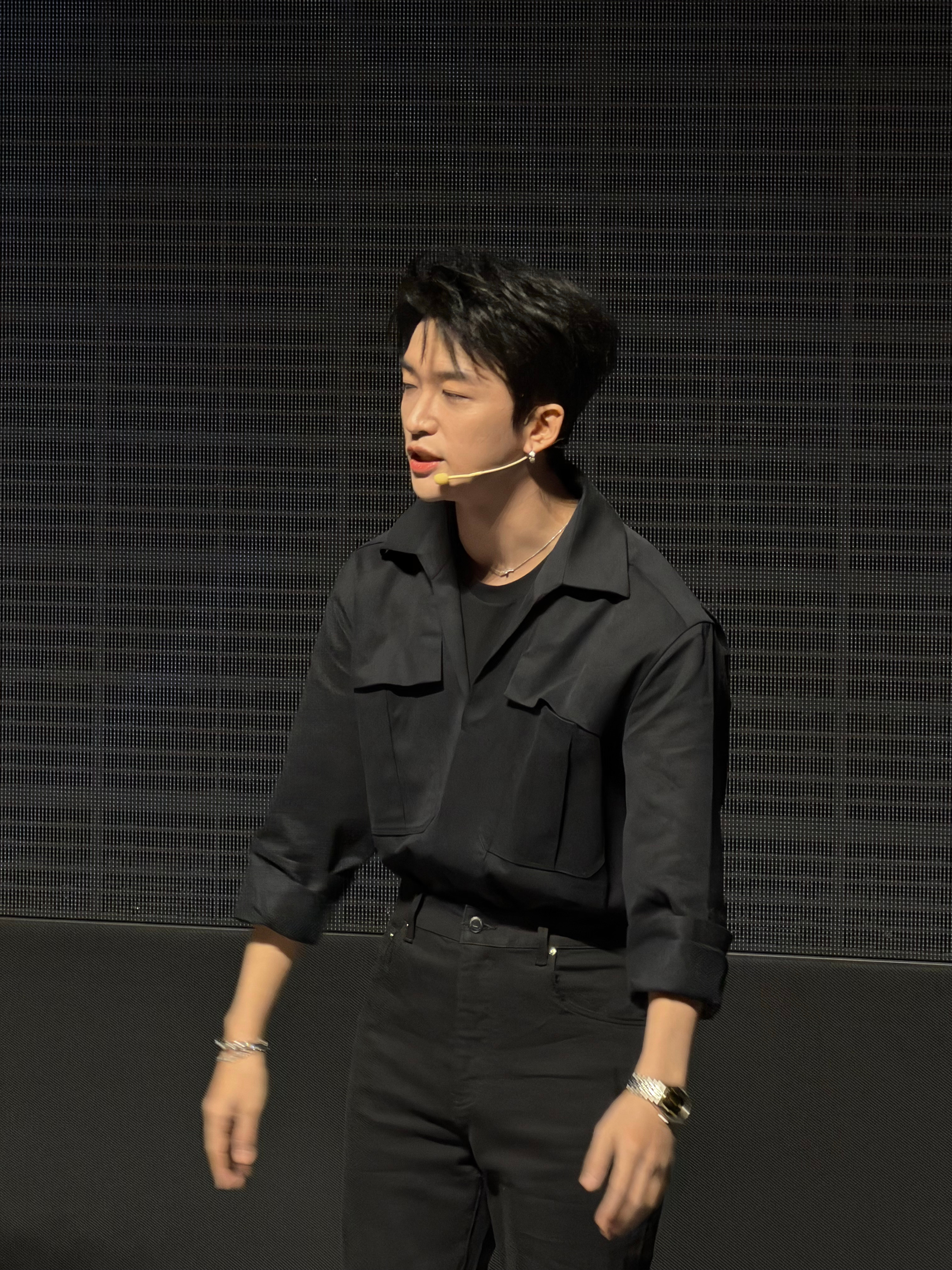 他真的太可爱了太多表演欲太好玩儿了。 真真从来没见过这么外向的艺人。 太想看他表