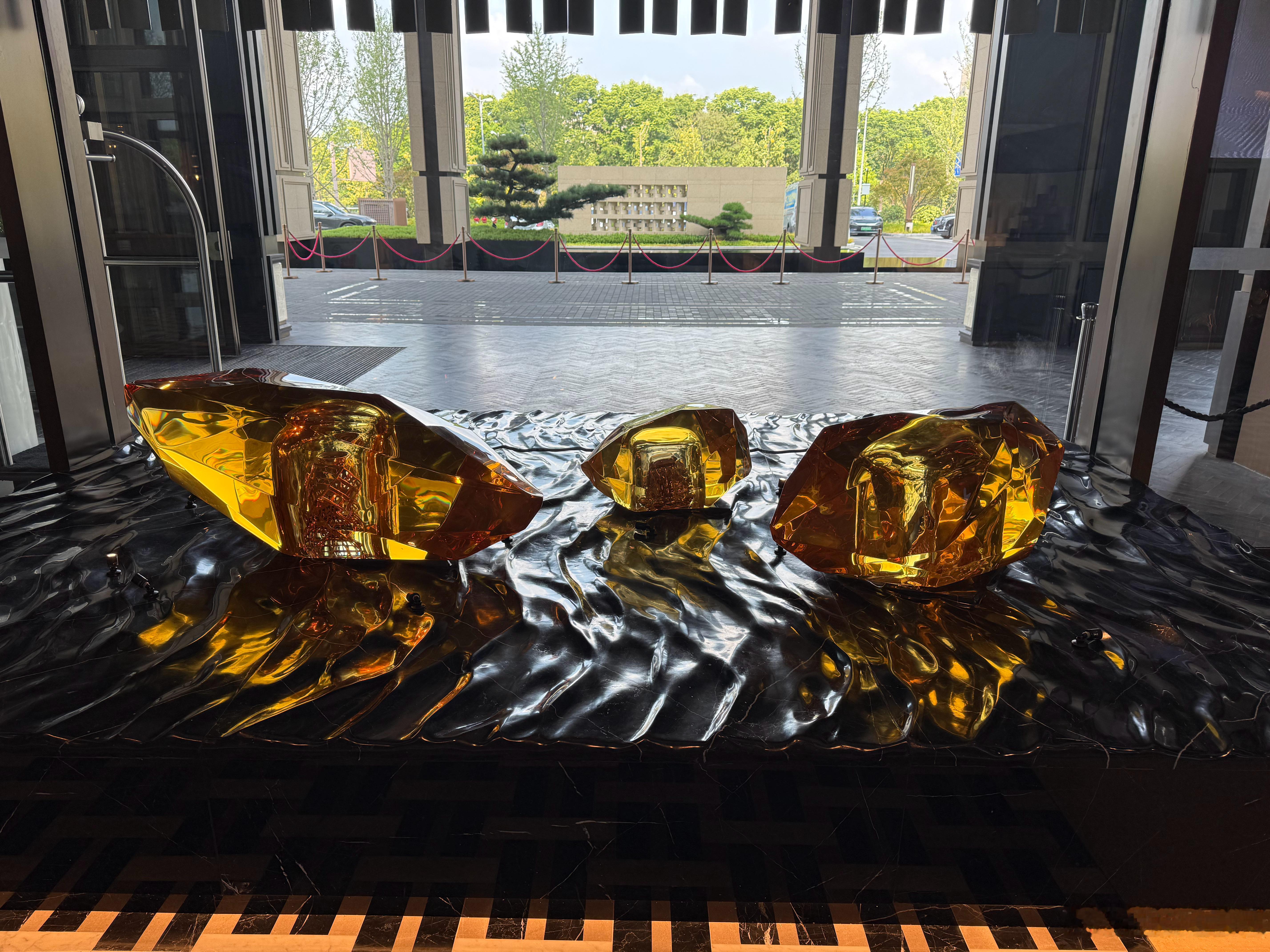 自贡华商希尔顿逸林酒店的琥珀造型艺术装置雕塑。 自贡·自贡华商希尔顿逸林酒店(平