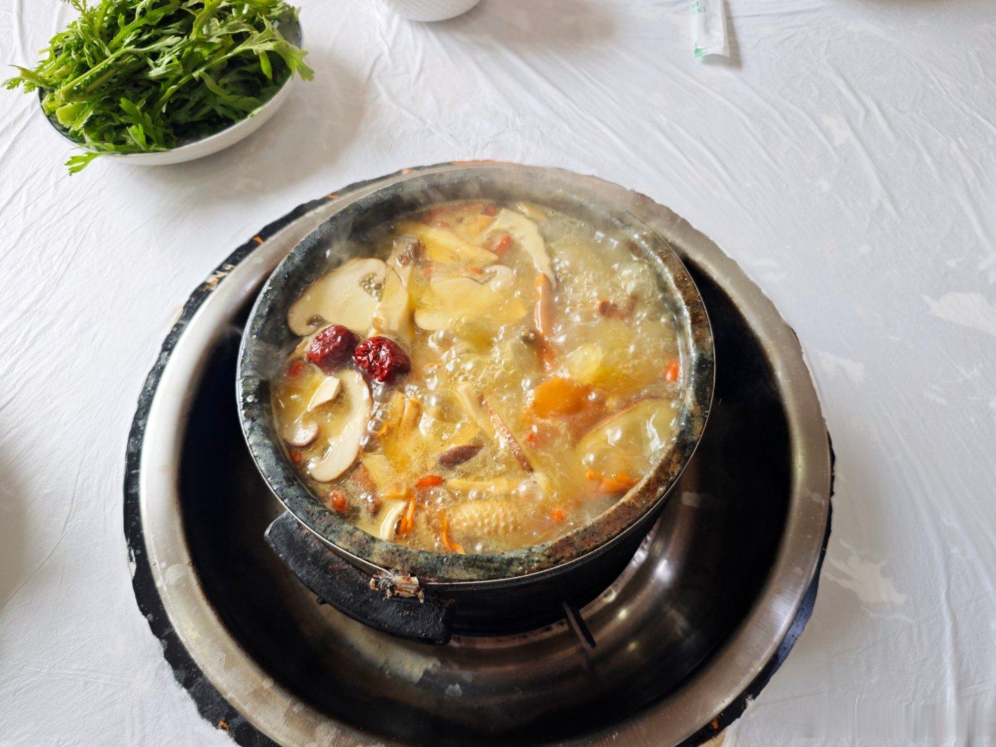 跟团友拼了一小锅鲁朗石锅鸡，我们三个人一个人100rmb，汤很好喝，吃撑了 