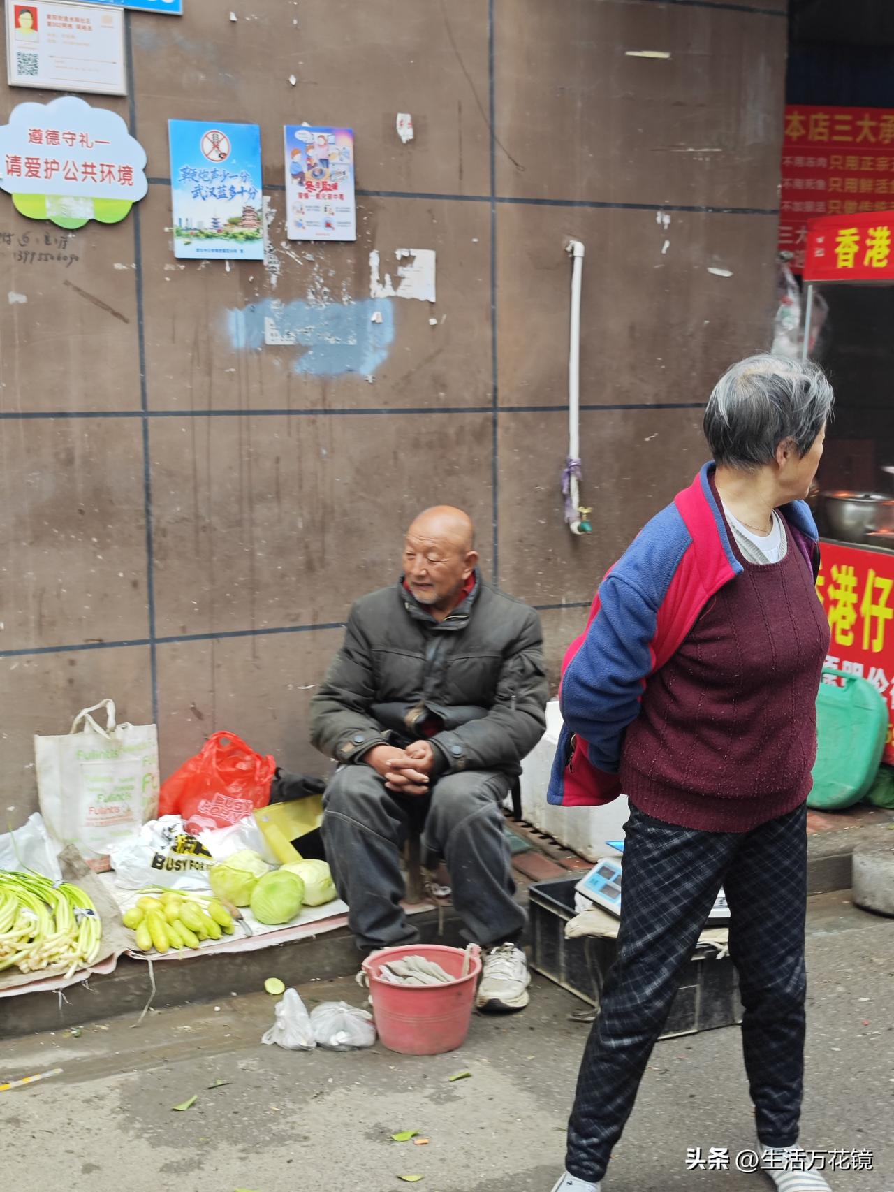 武昌水陆小区挖地脑壳的十有八九是上了年纪的老人家，难道家里就差这点仨瓜俩枣吗？菜