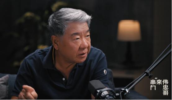 郑晓龙导演做客今日头条独家视频节目《伟忠哥来串门》，在节目中他回顾了自己三十多年