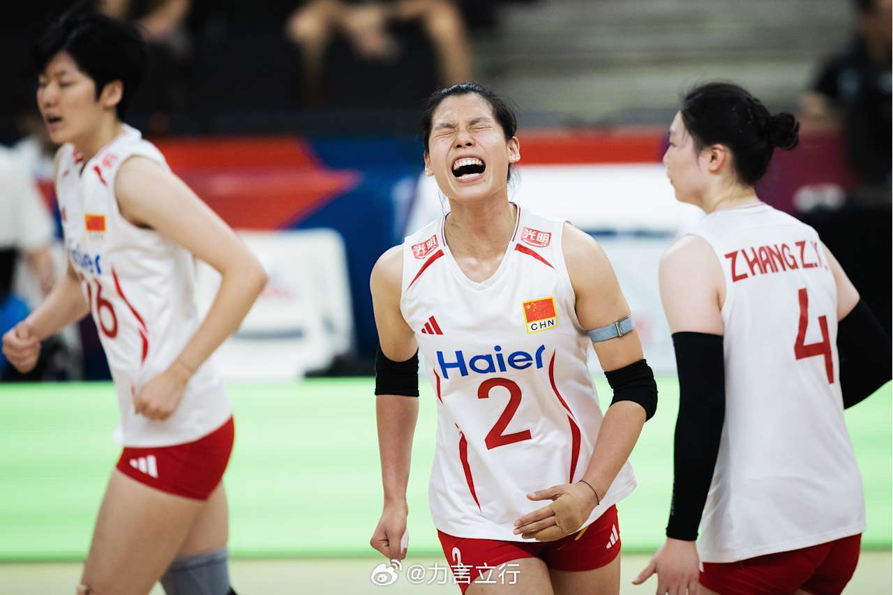 中国女排vs德国女排 第四局我们25比20获胜，2比2平，这局龚翔宇王媛媛王梦洁