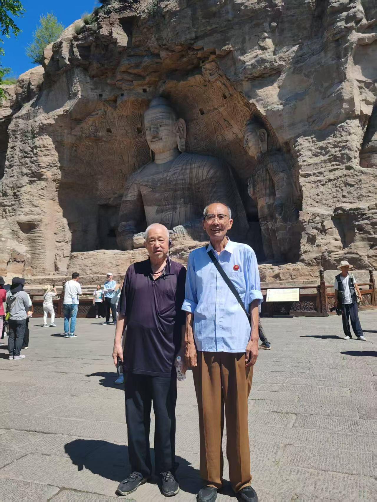 云岗石窟留影。
​​云岗石窟开凿于北魏。它分早中晚三期，长达70多年建成。
​​