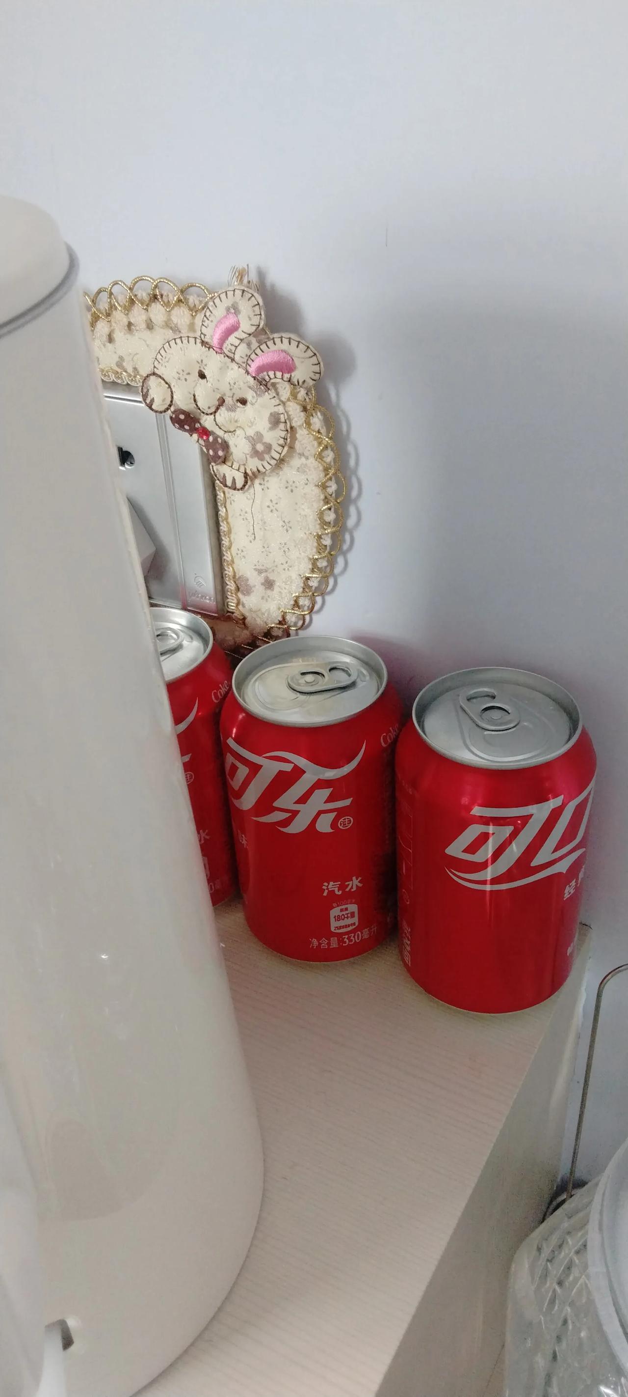 我家老两口从来不喝可乐，但是家里总是不缺可乐！
我家网上购物，只要是送货上门，不