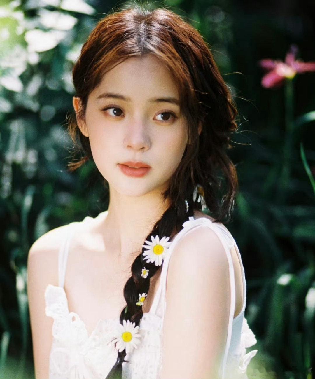 欧阳娜娜我认真搞音乐的女儿回来了 欧阳娜娜《暮色森林》舞台太惊艳！没了角色束缚，