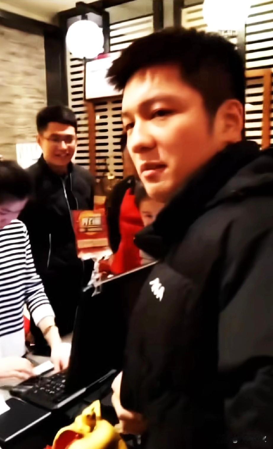 看到一个小胖早期的视频，让人流泪！
当时正是八一队解散的时候，
小胖请客吃了火锅