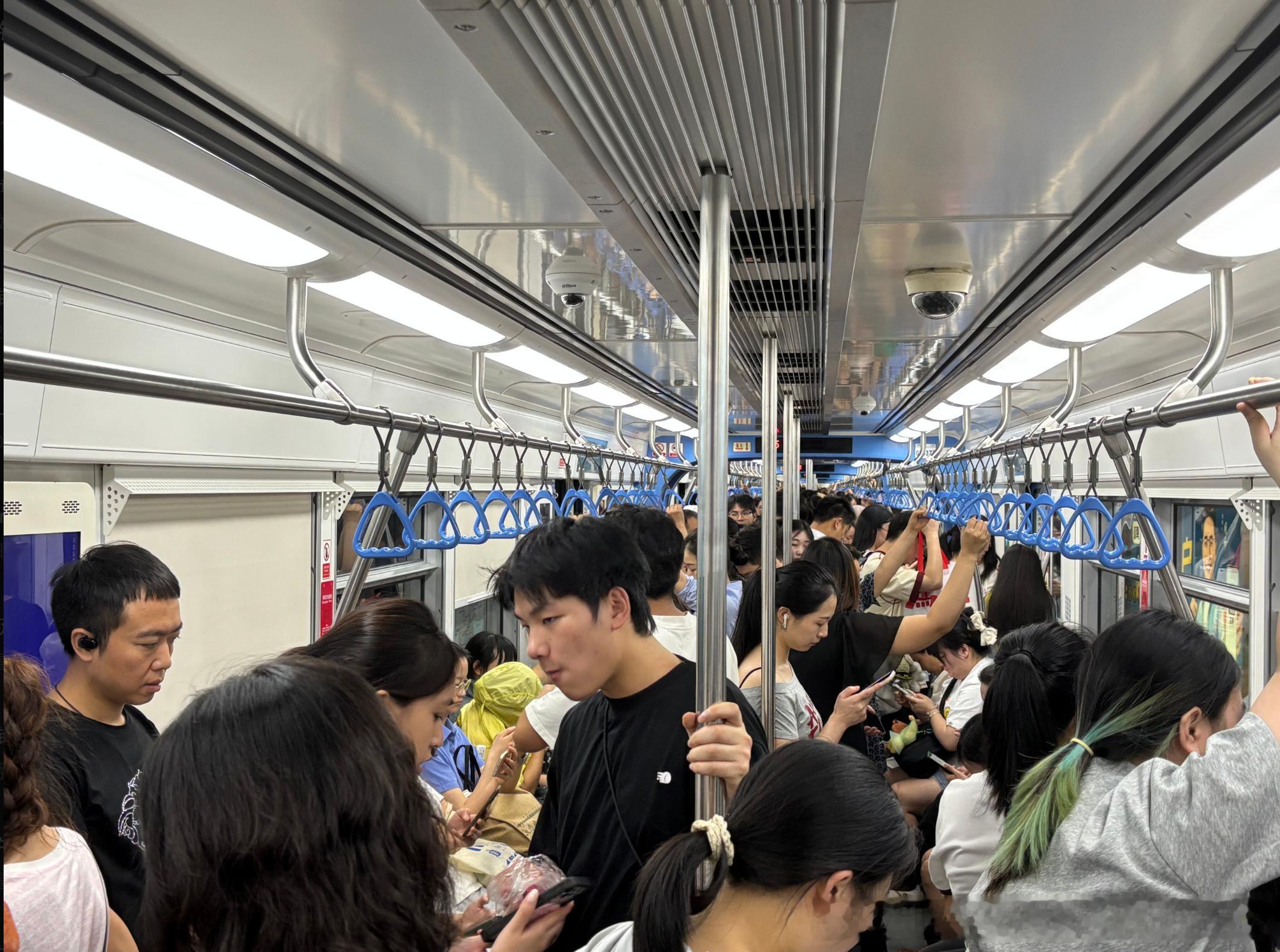 【重庆轨道交通】见人潮涌动，遂投稿  网友：2026-08-14（周五，晴），2