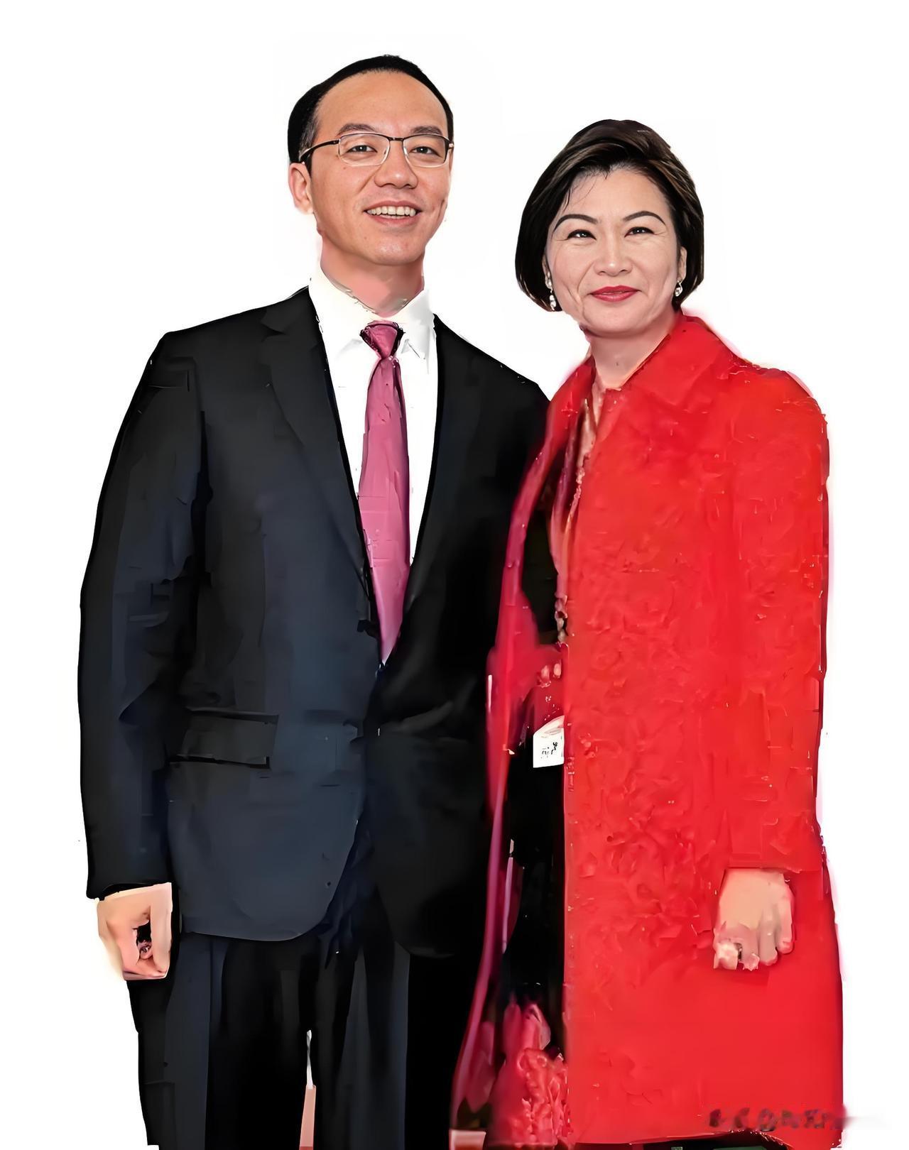 周群飞的千亿财富不值得羡慕
真正值得羡慕的是她身后的男人
这个“千亿富婆”背后的