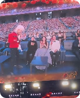 林俊杰朴宝剑IU坐一起 谁不为这阵容疯狂！IU 和朴宝剑刚拿最佳情侣奖，又和林俊