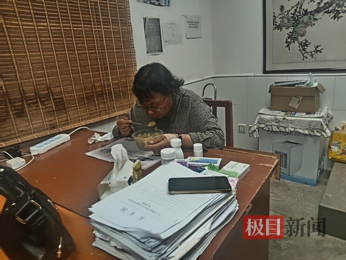 张桂梅高考当天早上吃了六七种药凌晨五点半天未亮，一碗绿豆粥、六七种药、满手膏药，