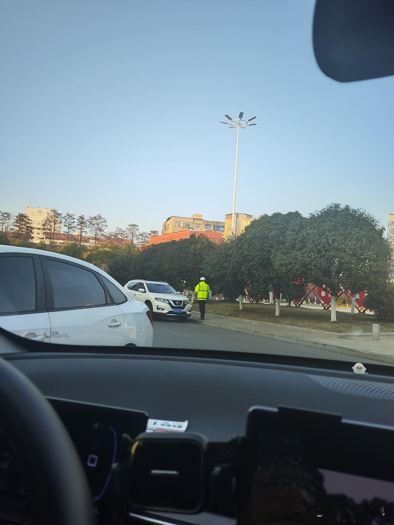 这位车主真不走运，刚走一会，交警同志就来了。就一会儿功夫，就看到有七八辆车拍了照