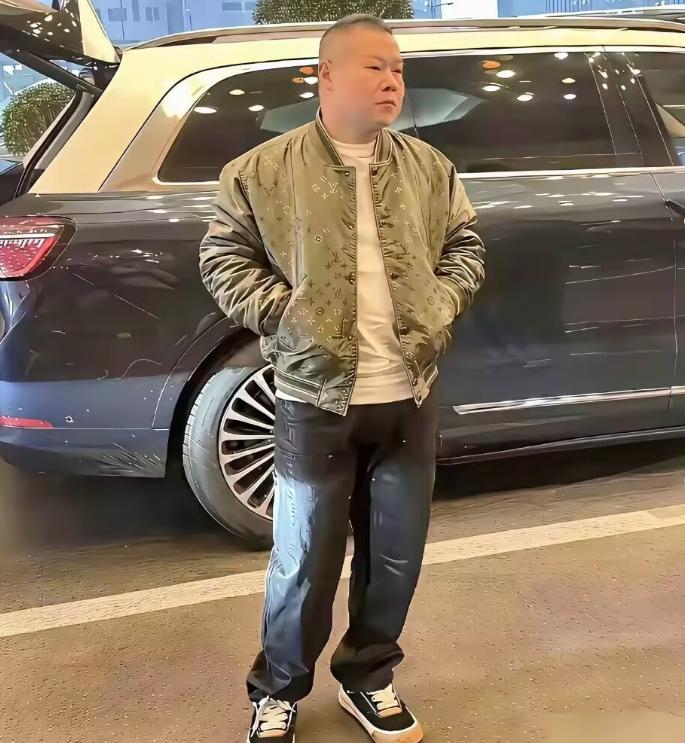 昨晚饭局，一位刚离职的明星助理喝多了说：“岳云鹏那身奢牌，是公司硬撑的门面。”我