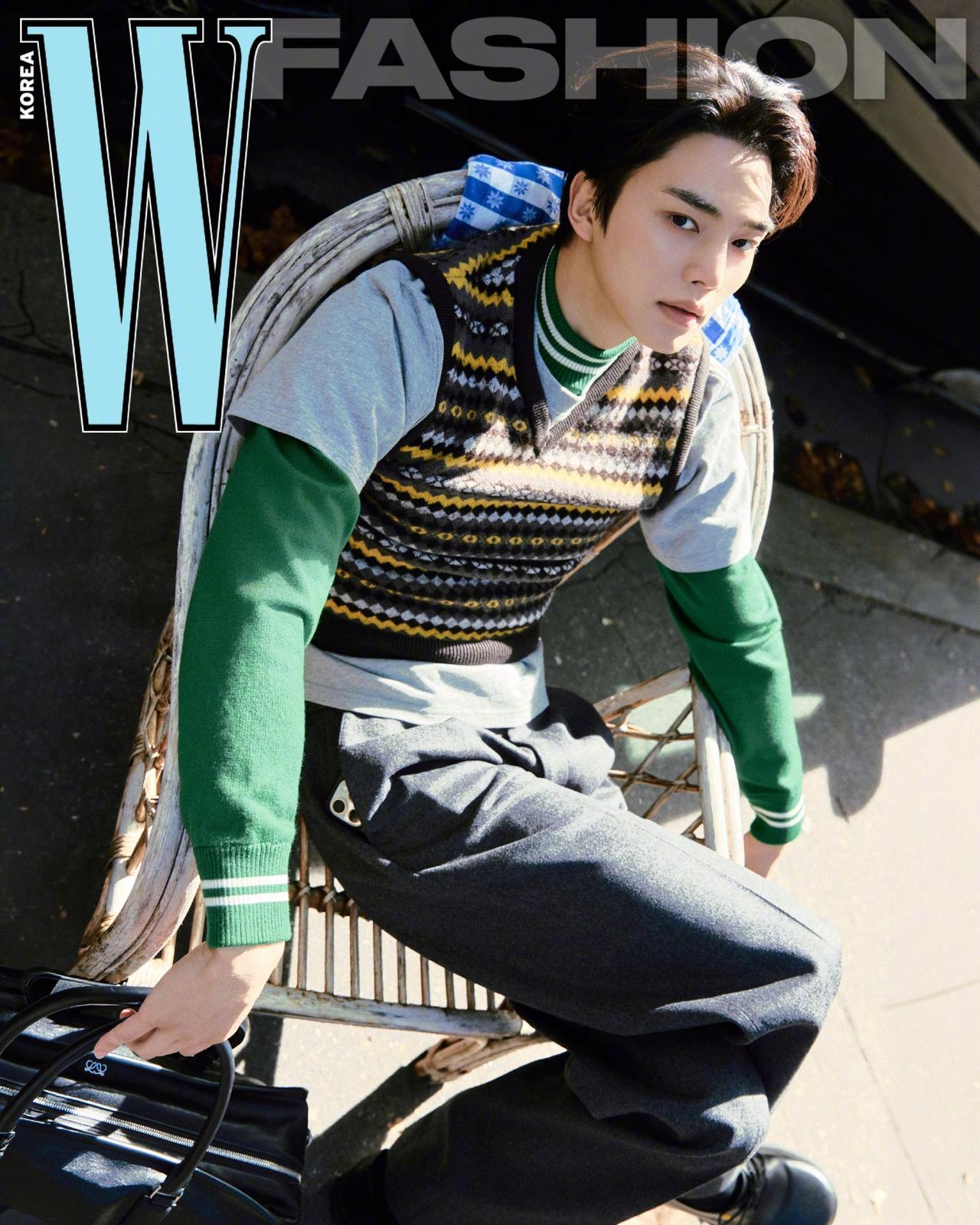 宋江  W KOREA 电子刊封面人物，演绎的Loewe男装专题，清新的罗意威少