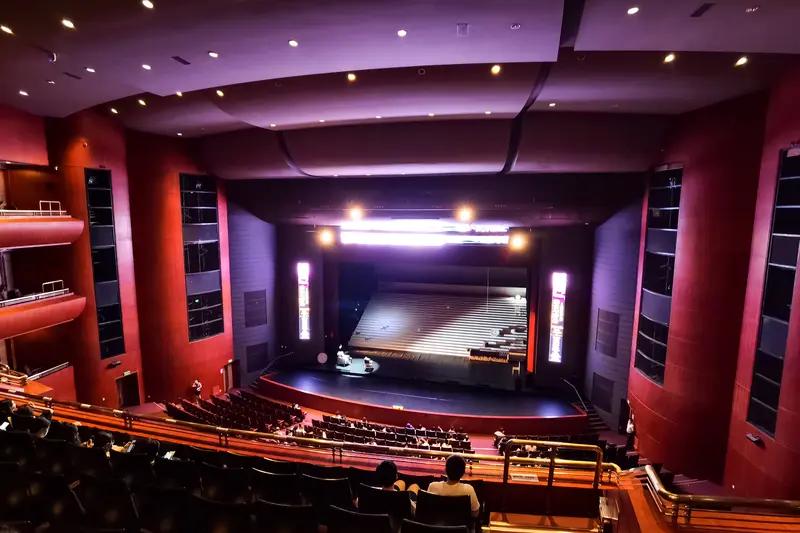 每个人都在这舞台上演绎着属于自己的故事，或精彩，或平凡。