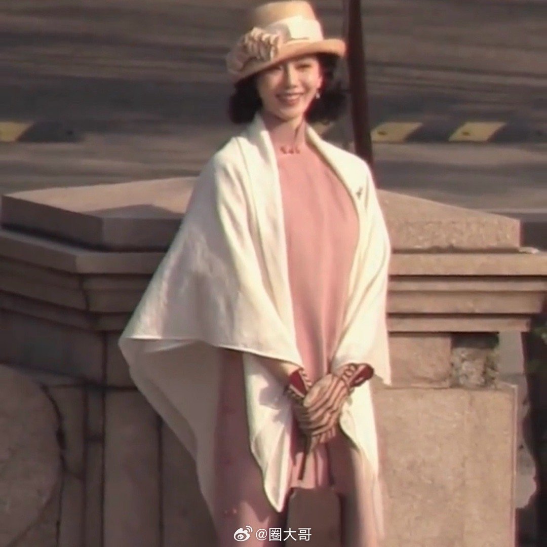 刘诗诗千里江山图粉色旗袍造型哇哇哇哇哇。又一次看到刘诗诗的旗袍装造型，忍不住会被