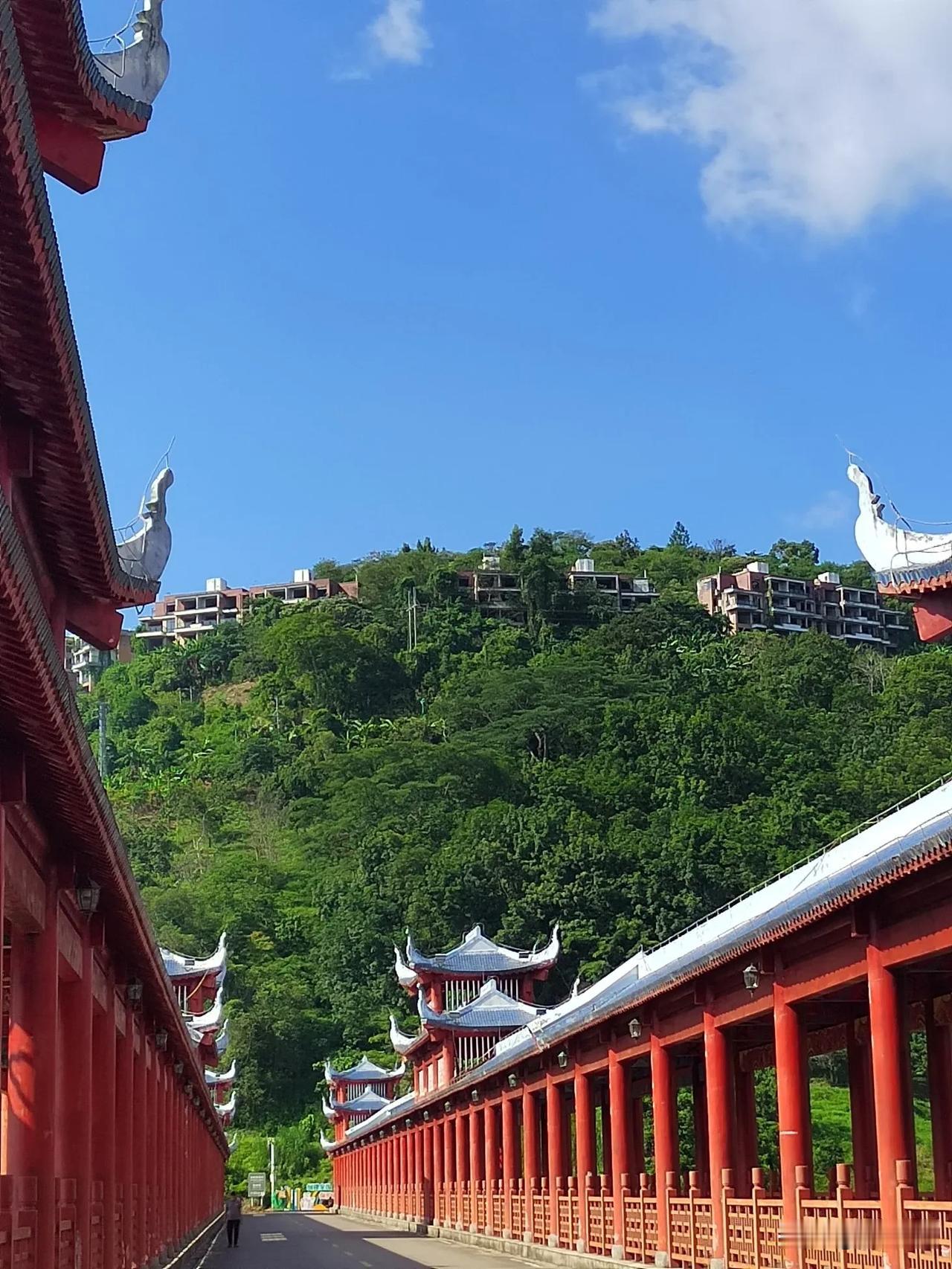夏日生活打卡季琼中县白花廊桥。