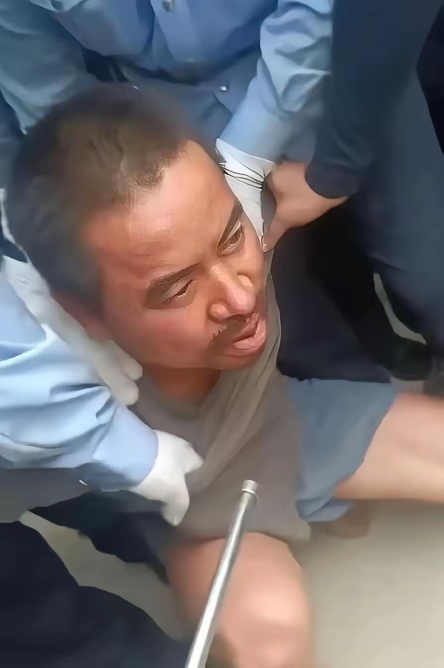 冲动是魔鬼，估计他现在一定后悔了，
早知如此，何必当初呢？
真是罪有应得啊。