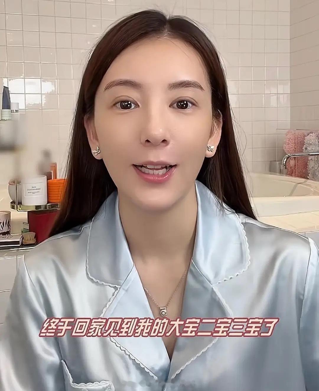 方媛回到香港带两个女儿逛街，大宝希希戴着头盔跟妈妈一起学习滑旱冰，二宝萱萱在练习