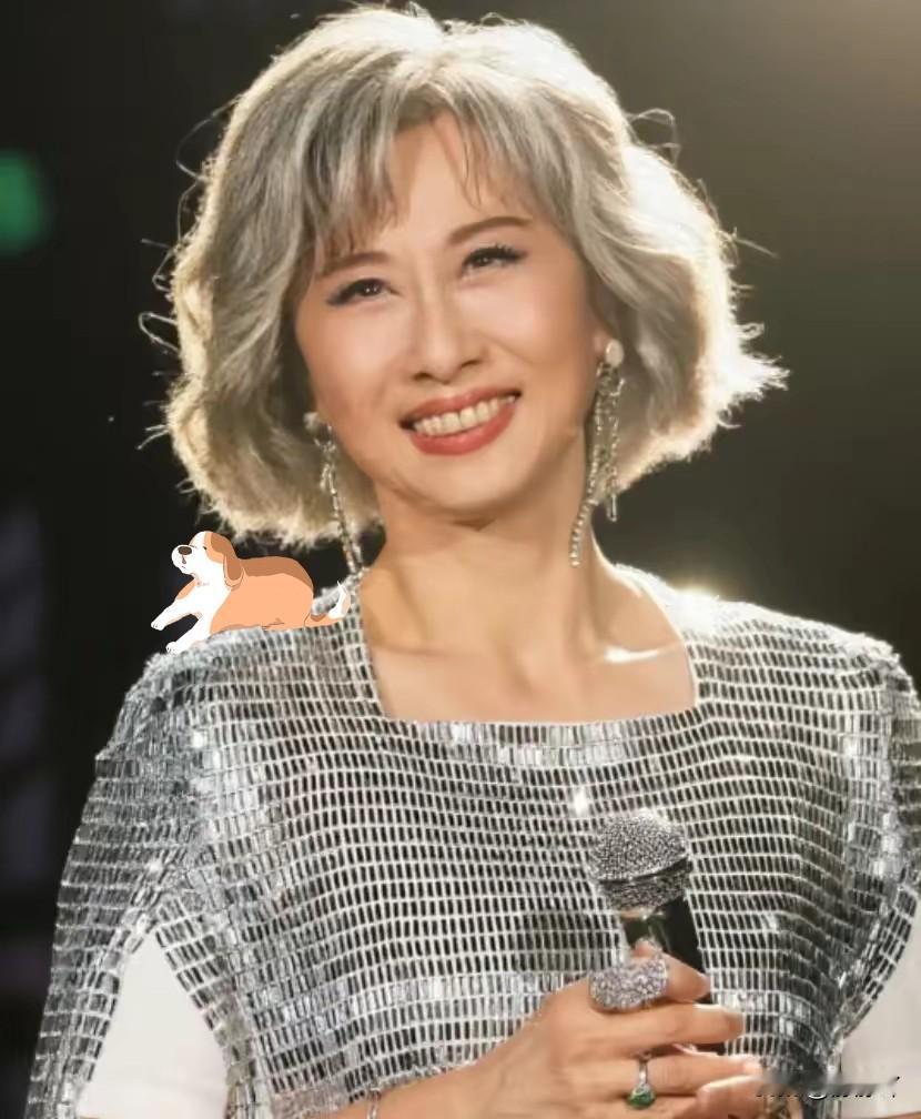 奉劝大家一句
​千万别被叶倩文的年龄给骗了
​她虽然64岁了，满头白发，外表看上