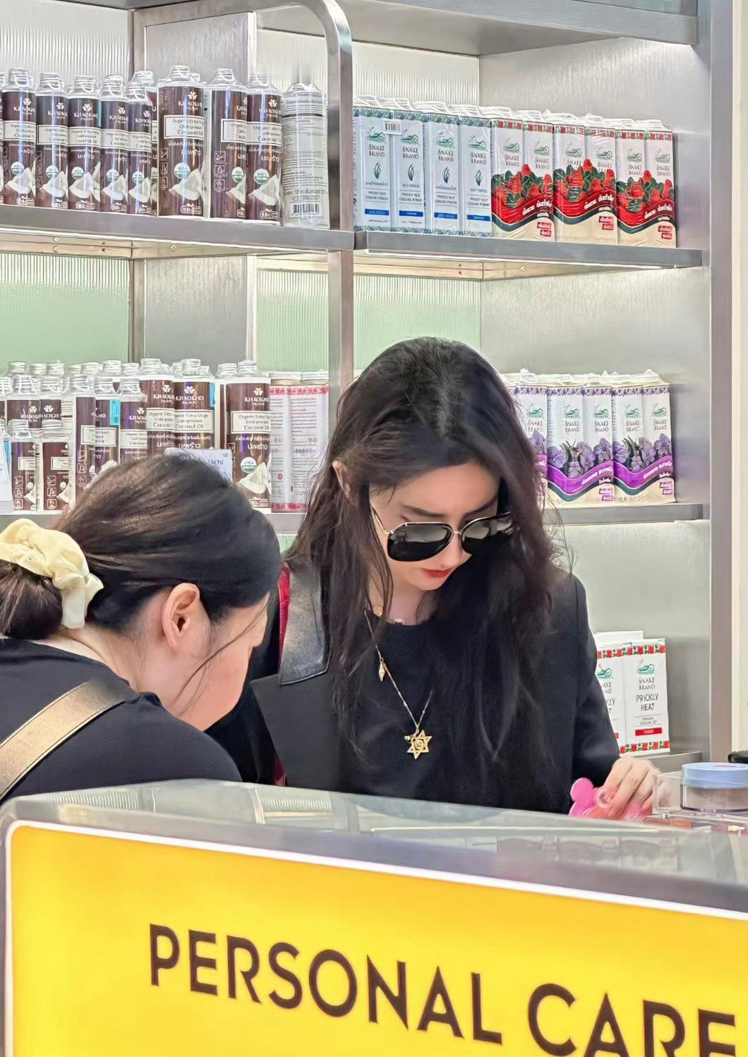 刘亦菲私底下也是小女孩来的刘亦菲这状态感觉就像清纯女大啊，完全就是个小女孩啊 