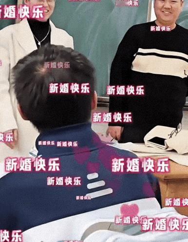 安徽，一位女老师要结婚，本来都已经跟学校请了假，可还是来到了班级，还带来了自己的