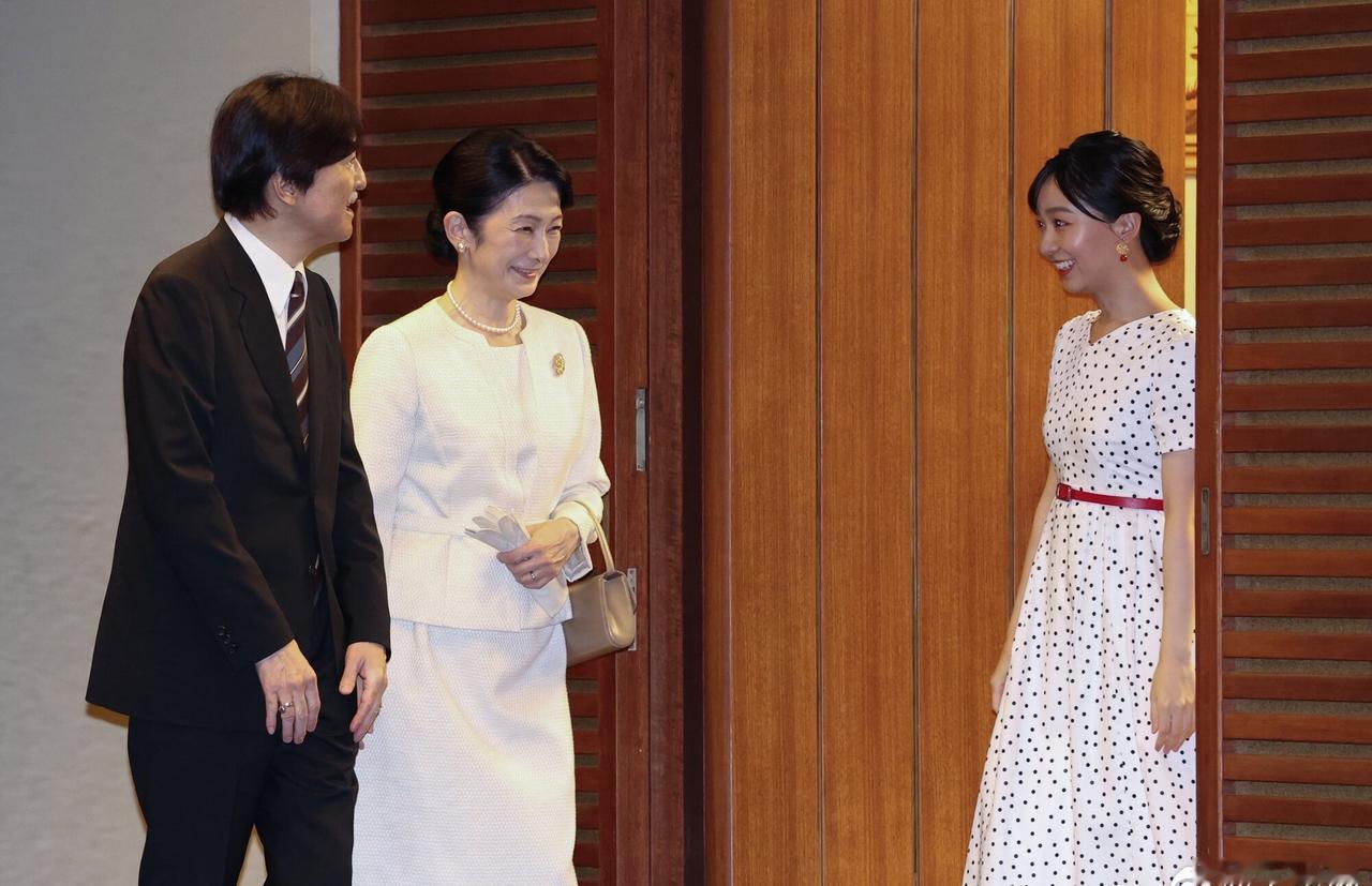 8月18日，皇嗣文仁和皇嗣妃纪子离开官邸，佳子内亲王在门口送行。皇嗣夫妇在羽田机