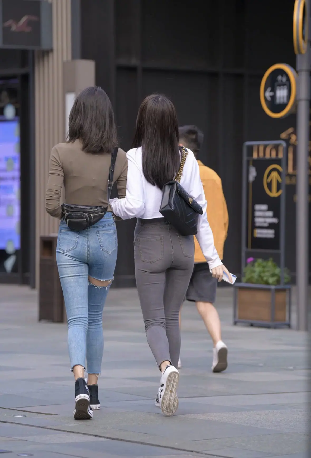 街拍穿搭 高腰街拍 紧身裤潮流