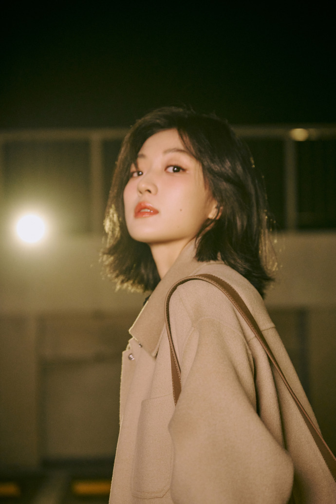 孙千米兰时装周出发图 孙千米兰时装周出发图，漫步在昏黄灯光下慵懒随性的孙千，我们