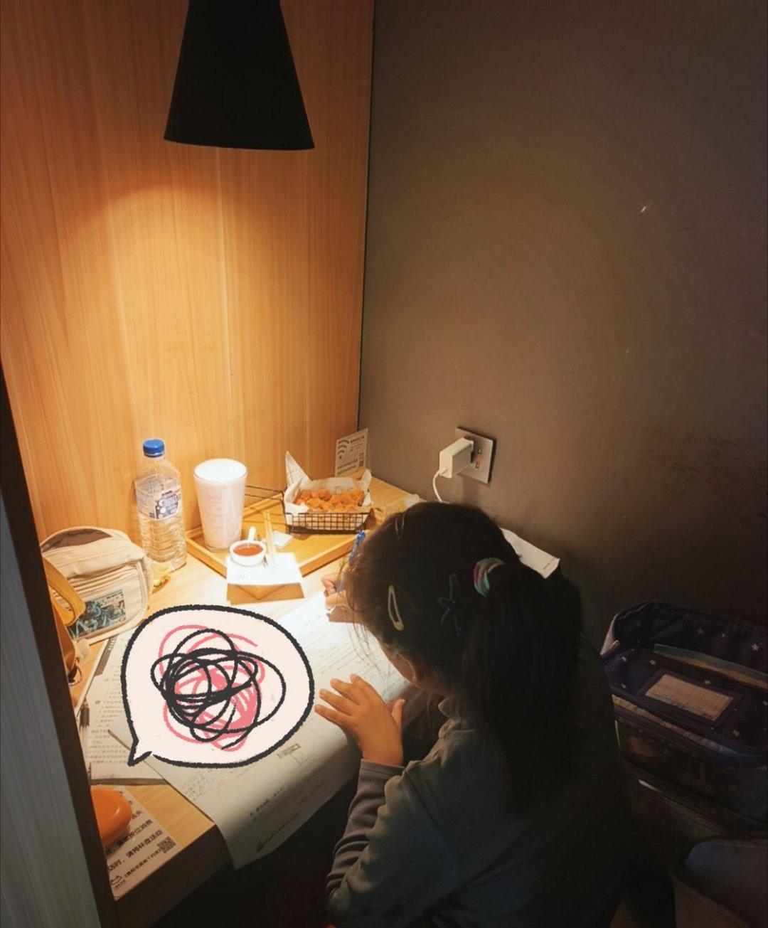 小孩卷子考的不好；但是说某A还不如她，才30多分；30多分的某A是班级倒是第一名