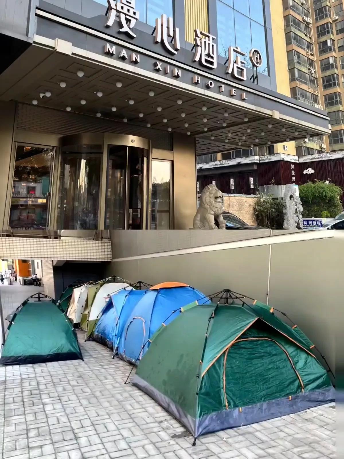 酒店老板
万万没想到
这次真被整不会了。

本来指望假期涨价赚一笔，结果年轻人不