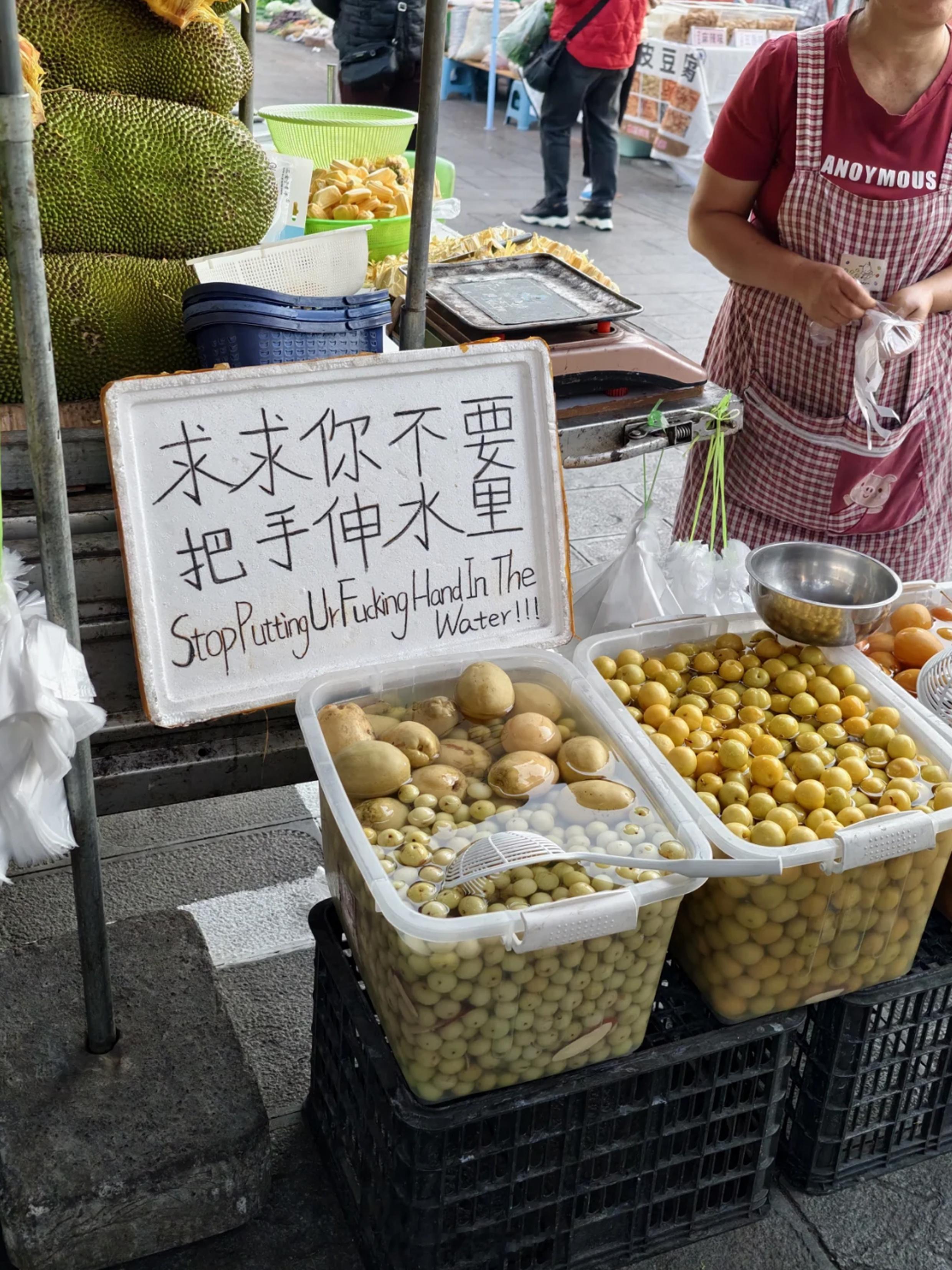 用中文友善有礼用英文重拳出击表达的意思差不多[笑cry] ​​​