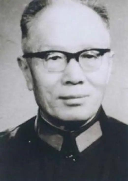 1942年，蒋介石给于学忠下令，让他秘密枪决万毅，于学忠收到电报后，顿时陷入两难