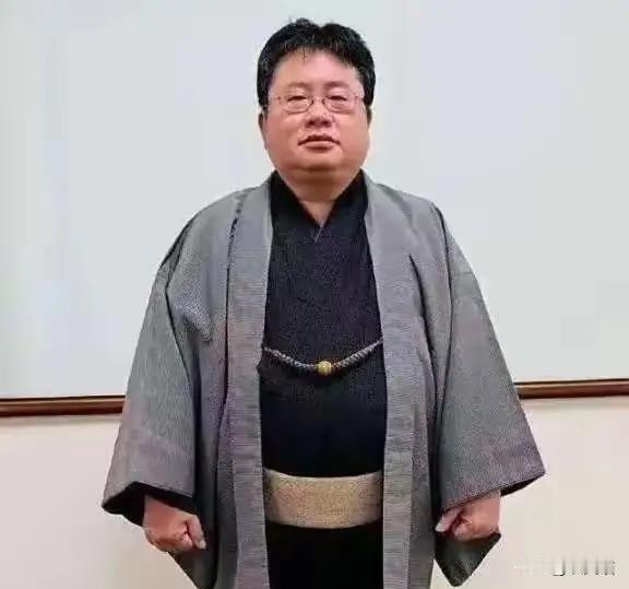 一个天津长大的孩子，
十六岁才离开中国，后来改了日本名，跑到对岸当起了“狗头军师