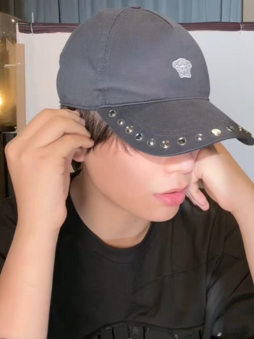 丁禹兮报销粉丝过年路费 跨年直播唱歌宠粉，报销路费也太暖心了！ 