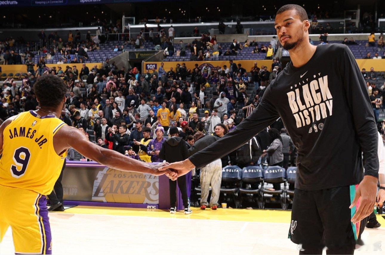 布朗尼看上去还没长大马刺vs湖人