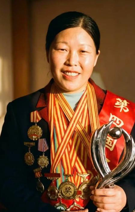 我敢说全中国都找不出第二个这样的孕妇：怀孕 9 个月，跑进能见度不足 5 米的沙